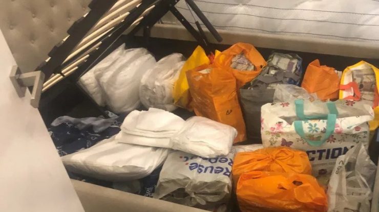 Polițiștii au confiscat cea mai mare sumă de bani din Marea Britanie, după ce au observat că un bărbat „se chinuia” să care niște genți pline