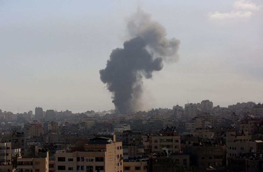 Fum care se ridică în urma atacului din Fâșia Gaza