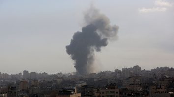 Fum care se ridică în urma atacului din Fâșia Gaza