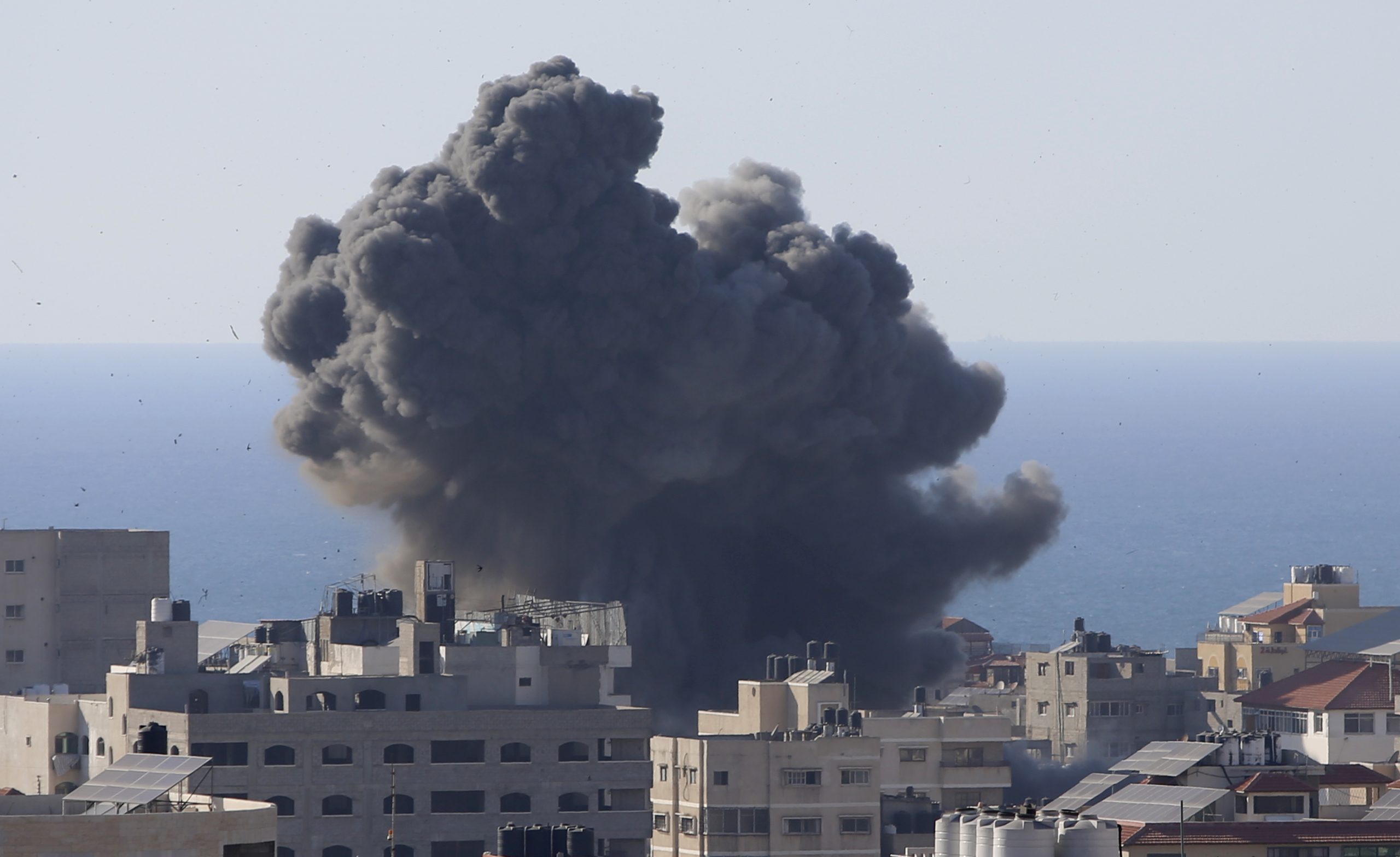 VIDEO. Sediile mai multor publicaţii media din Fâşia Gaza, distruse de rachetele lansate de Israel