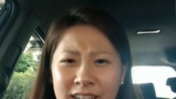 Femeie care se află în mașină și are o privire încruntată.