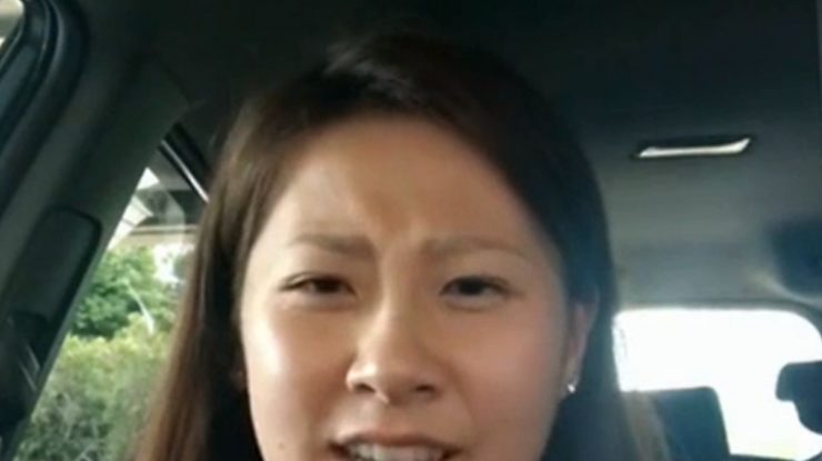 Femeie care se află în mașină și are o privire încruntată.