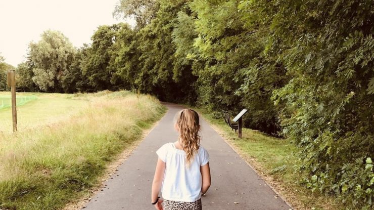 Fetiță de 12 ani răpită dintr-un parc din centrul Oradei. Un bărbat a tras-o cu forța până într-o casă din zonă