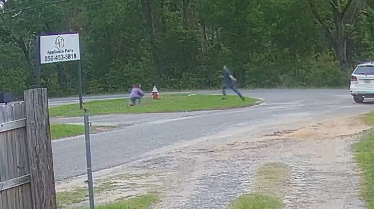 VIDEO. Momentul în care un bărbat încearcă să răpească o fetiță de 11 ani. Copila a aruncat cu un slime albastru peste el