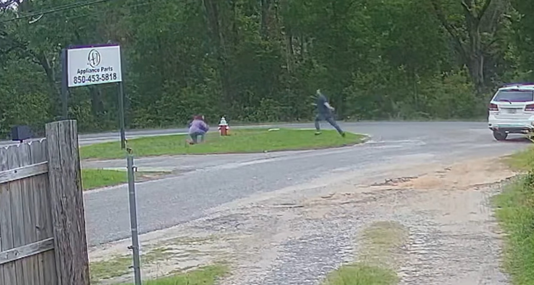 VIDEO. Momentul în care un bărbat încearcă să răpească o fetiță de 11 ani. Copila a aruncat cu un slime albastru peste el