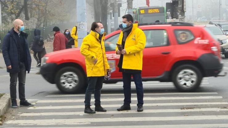 Florin Cîțu și Ciprian Ciucu la o acțiune de campanie din 2020. Foto: Facebook