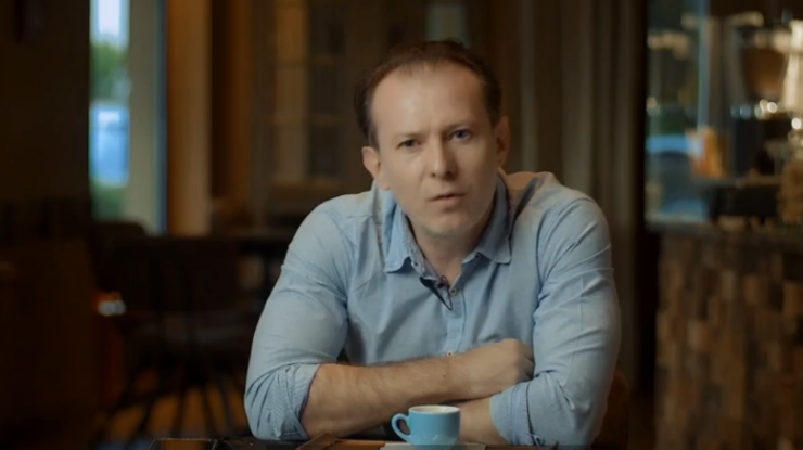 Guvernul lansează 11 spoturi prin care vrea să încurajeze vaccinarea. Cîțu apare în unul dintre acestea: „Vaccinul conține normalitate”. VIDEO