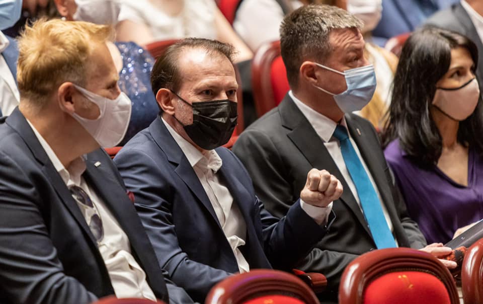 Florin Cîțu și alți guvernanți care au mers la piesa de teatru „Dineu cu proști”, ironizați: „Sunt niște potriviri întâmplătoare năucitoare”