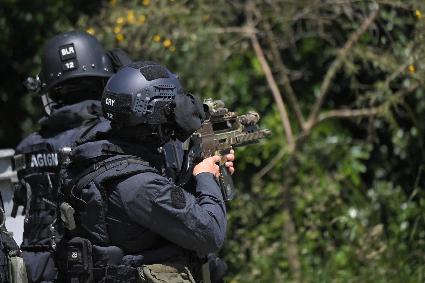 Cel puțin trei agenți ai forţelor de ordine, răniți de un militant islamist în Franța. Agresorul a fost împușcat mortal