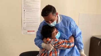 FOTO. Valeriu Gheorghiță și-a vaccinat verișoara și consătenii: „Un moment emoționant”