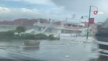 Dezastru de proporții în Turcia după o furtună puternică. Zeci de bărci răsturnate și stâlpi de electricitate smulși din pământ. VIDEO