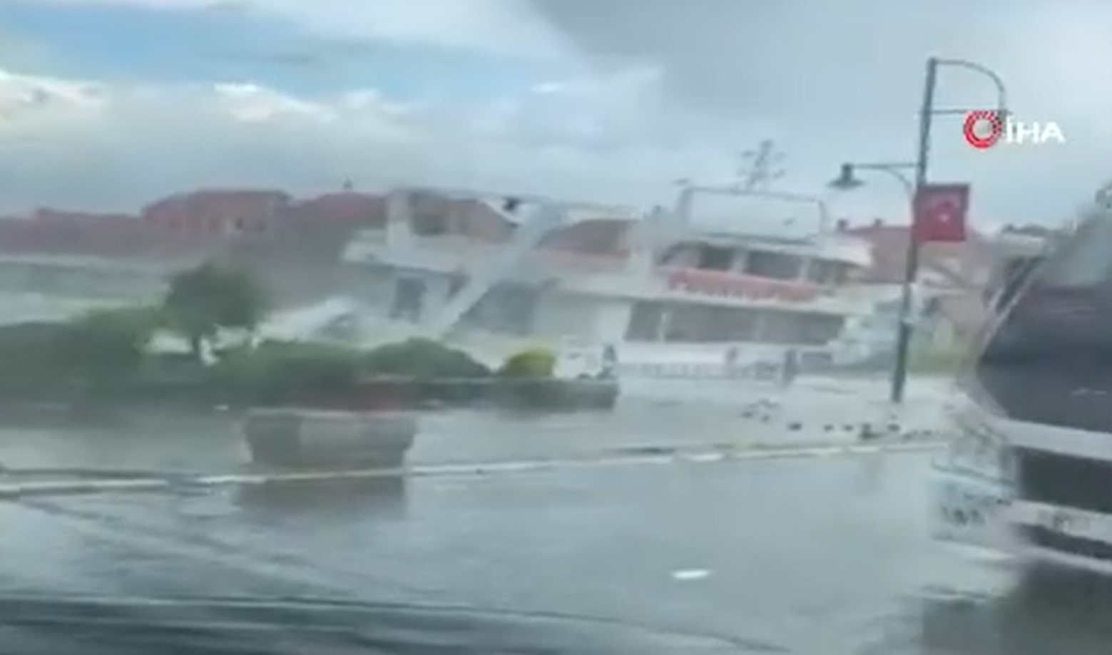 Dezastru de proporții în Turcia după o furtună puternică. Zeci de bărci răsturnate și stâlpi de electricitate smulși din pământ. VIDEO