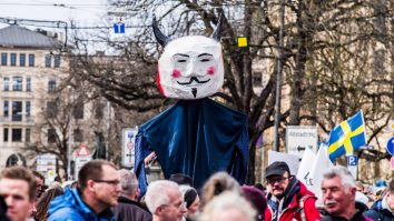 Milioane de americani, adepți ai QAnon, cred că SUA sunt controlate de un grup de pedofili