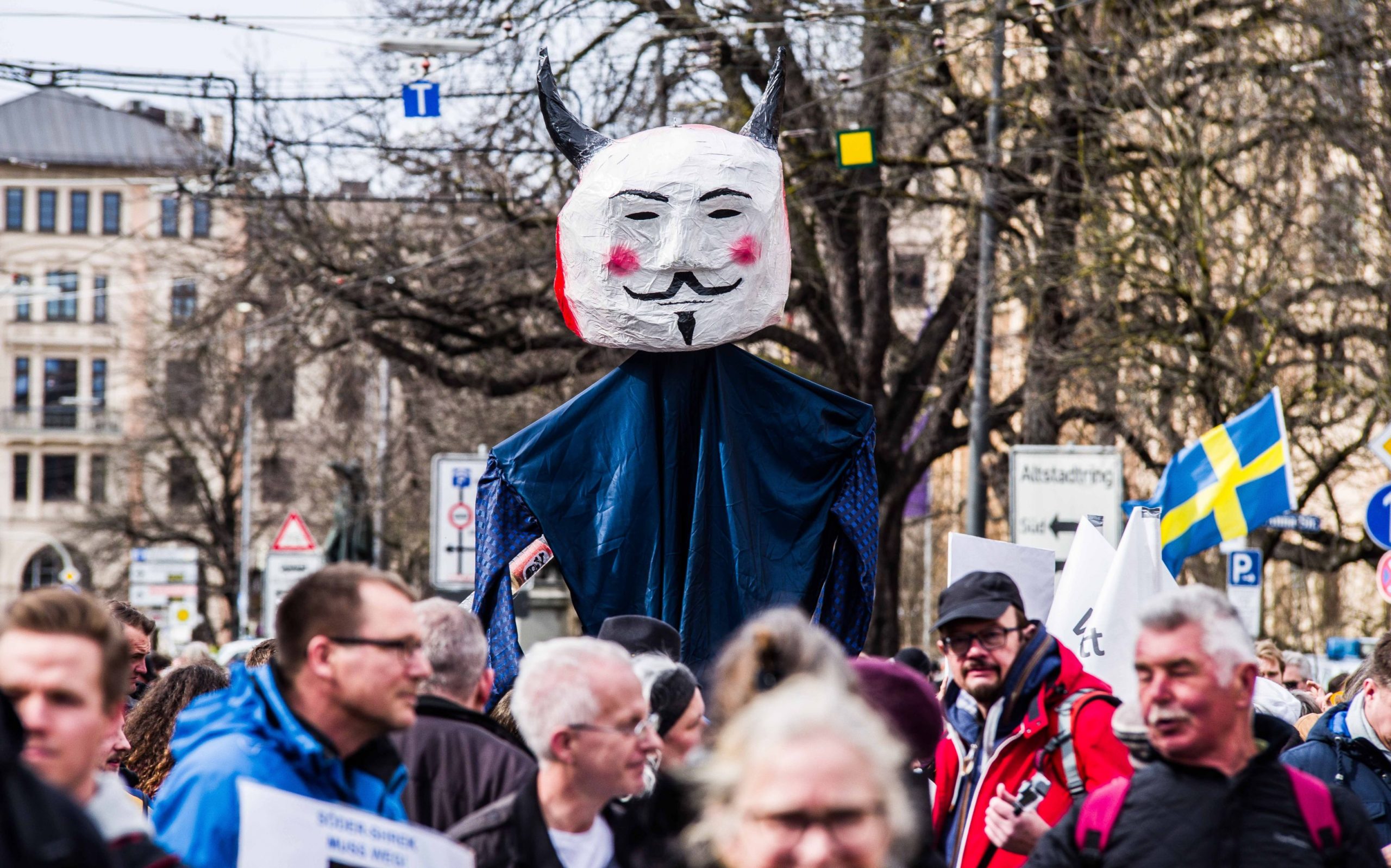 Milioane de americani, adepți ai QAnon, cred că SUA sunt controlate de un grup de pedofili