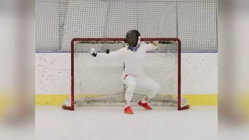 Elvețianul Max Heinzer are reflexe atât de bune, că poate apăra poarta de hockey cu floreta