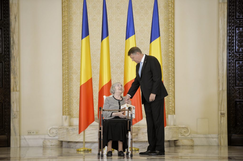 Presedintele Klaus Iohannis si scriitoarea Ileana Vulpescu discuta la Palatul Cotroceni.