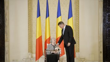 Presedintele Klaus Iohannis si scriitoarea Ileana Vulpescu discuta la Palatul Cotroceni.