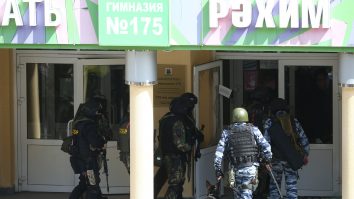 politisti si militari intra in scoala 175 din kazan, rusia, dupa atacul armat din 11 mai 2021.