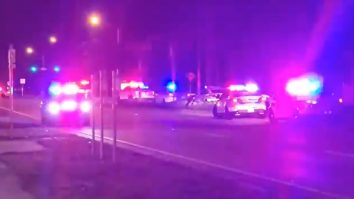 Atac armat în fața unei săli de concerte din SUA. Doi oameni au murit și peste 20 au fost răniți. VIDEO