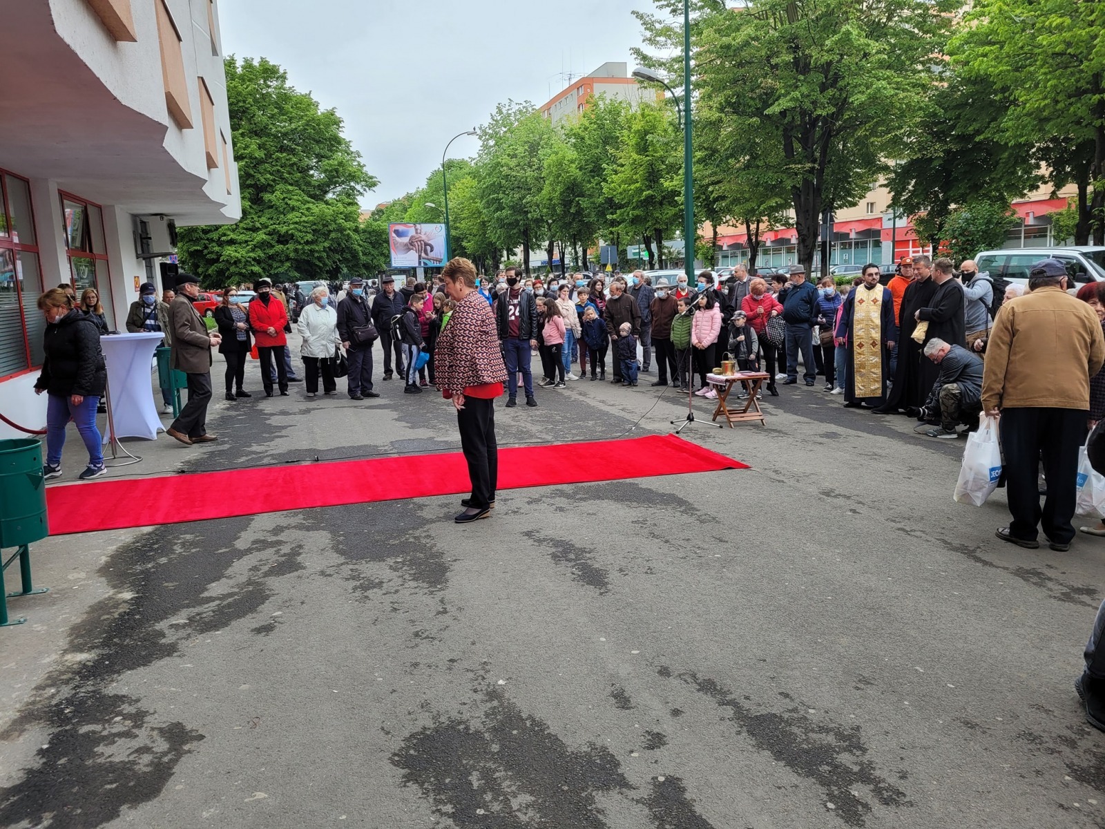 Oficiu poștal inaugurat cu pâine, sare, sobor de preoți și covor roșu. Reacția directorului Poștei Române