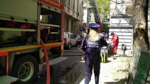 Incendiu cu scandal în Capitală: Chiriașul apartamentului unde a izbucnit focul, imobilizat de Poliție