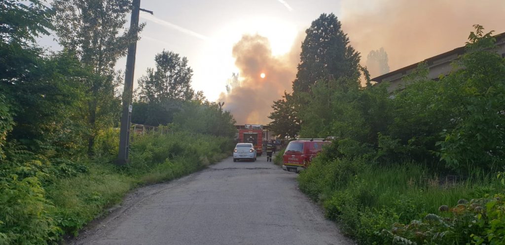 Un echipaj de intervenție încearcă să stingă un incendiu izbucnit la un depozit de paleți