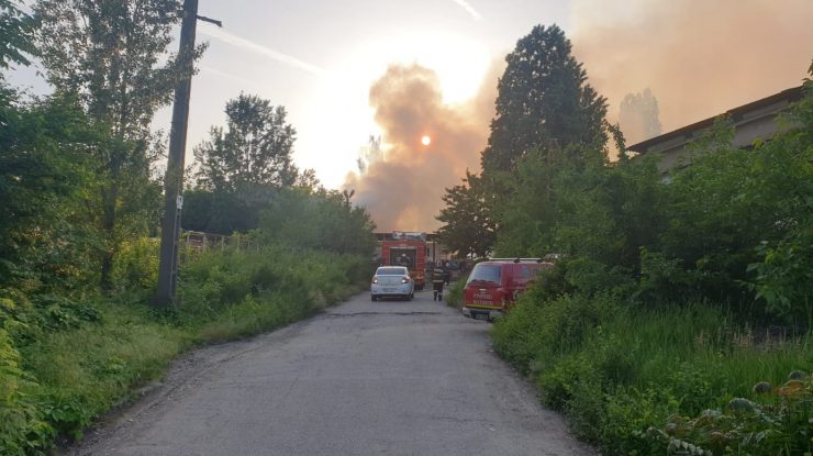 Un echipaj de intervenție încearcă să stingă un incendiu izbucnit la un depozit de paleți