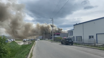 Incendiu violent la fabrica de hârtie igienică de la Dej. Pagubele sunt uriașe