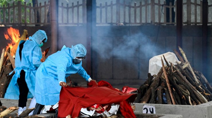 O femeie testată pozitiv cu COVID s-a trezit cu câteva momente înainte de a fi incinerată. Reacția familiei