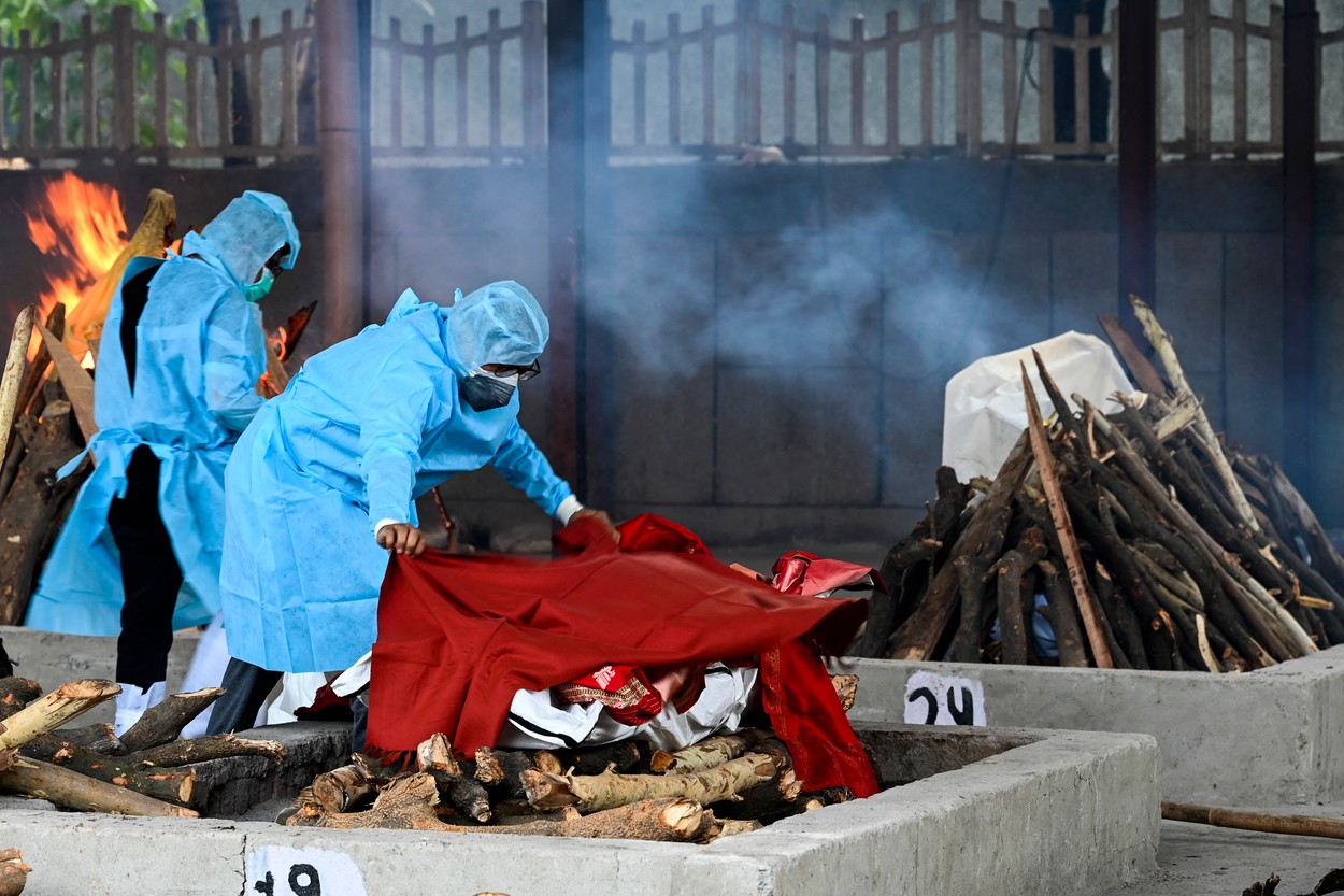 O femeie testată pozitiv cu COVID s-a trezit cu câteva momente înainte de a fi incinerată. Reacția familiei