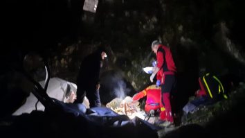 FOTO. Un tânăr de 23 de ani a fost găsit înjunghiat în zona gâtului în Peștera de Lapte din județul Brașov