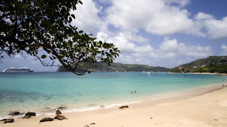 plaja de pe insula bequia, in caraibe.