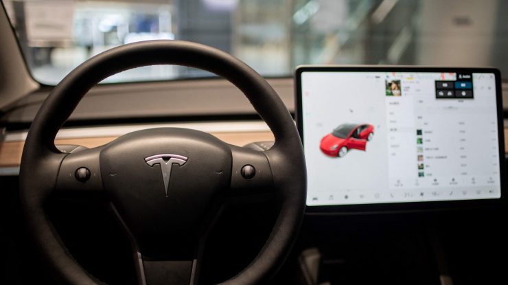 Tesla va monitoriza șoferii prin intermediul camerelor de la bordul mașinilor