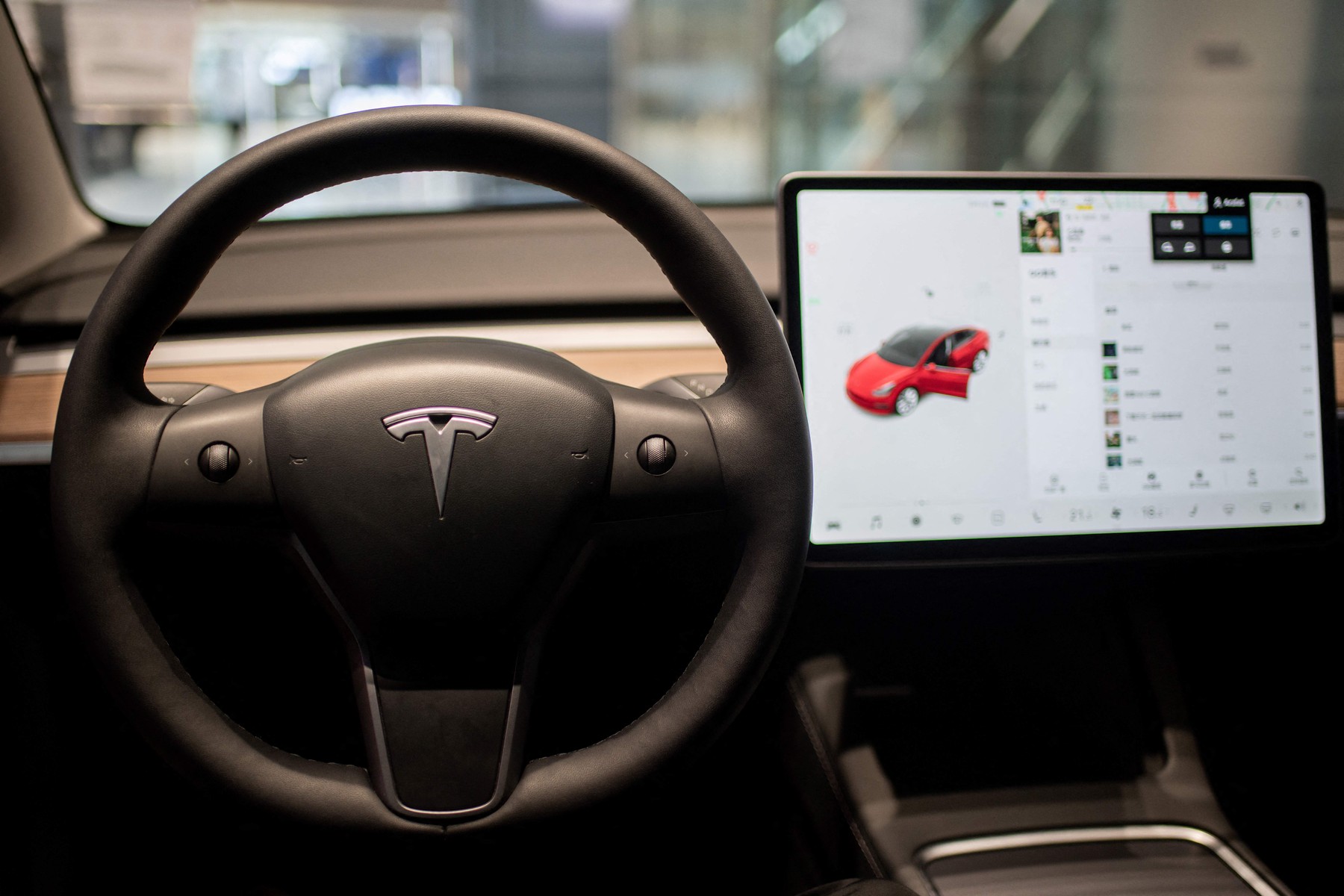 Tesla va monitoriza șoferii prin intermediul camerelor de la bordul mașinilor