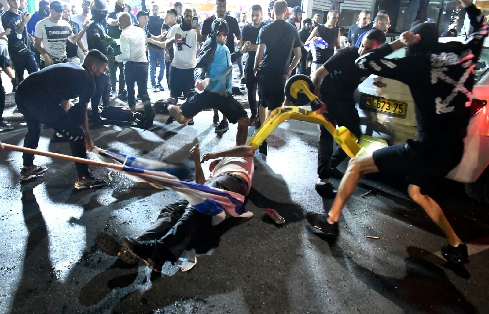 FOTO și VIDEO. Momentul în care un bărbat este scos din mașină și bătut de extremiștii israelieni, transmis LIVE la TV. Au crezut că este arab