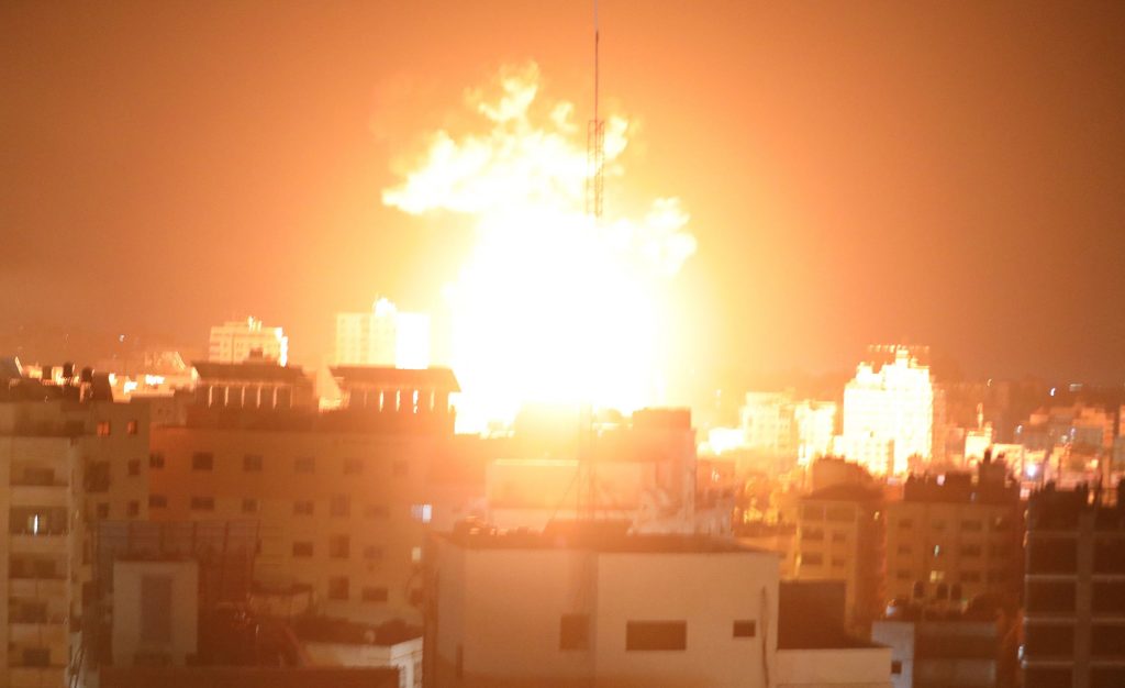 Flăcări ale unei explozii, după ce Israelul a atacat Gaza pe cale aeriană.