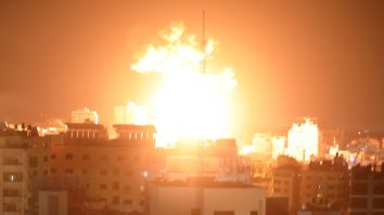 Flăcări ale unei explozii, după ce Israelul a atacat Gaza pe cale aeriană.