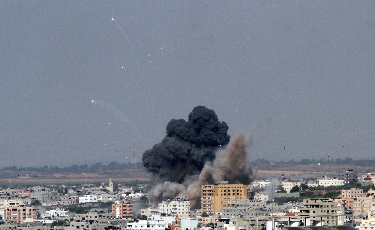 Schimburi grele de foc între militanții palestinieni și armata israeliană. Zeci de persoane au fost ucise în Fâșia Gaza și Israel. VIDEO