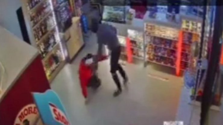 Jaf violent la o benzinărie din județul Sibiu. Angajatul unității, pus la pământ și înjunghiat de mai multe ori