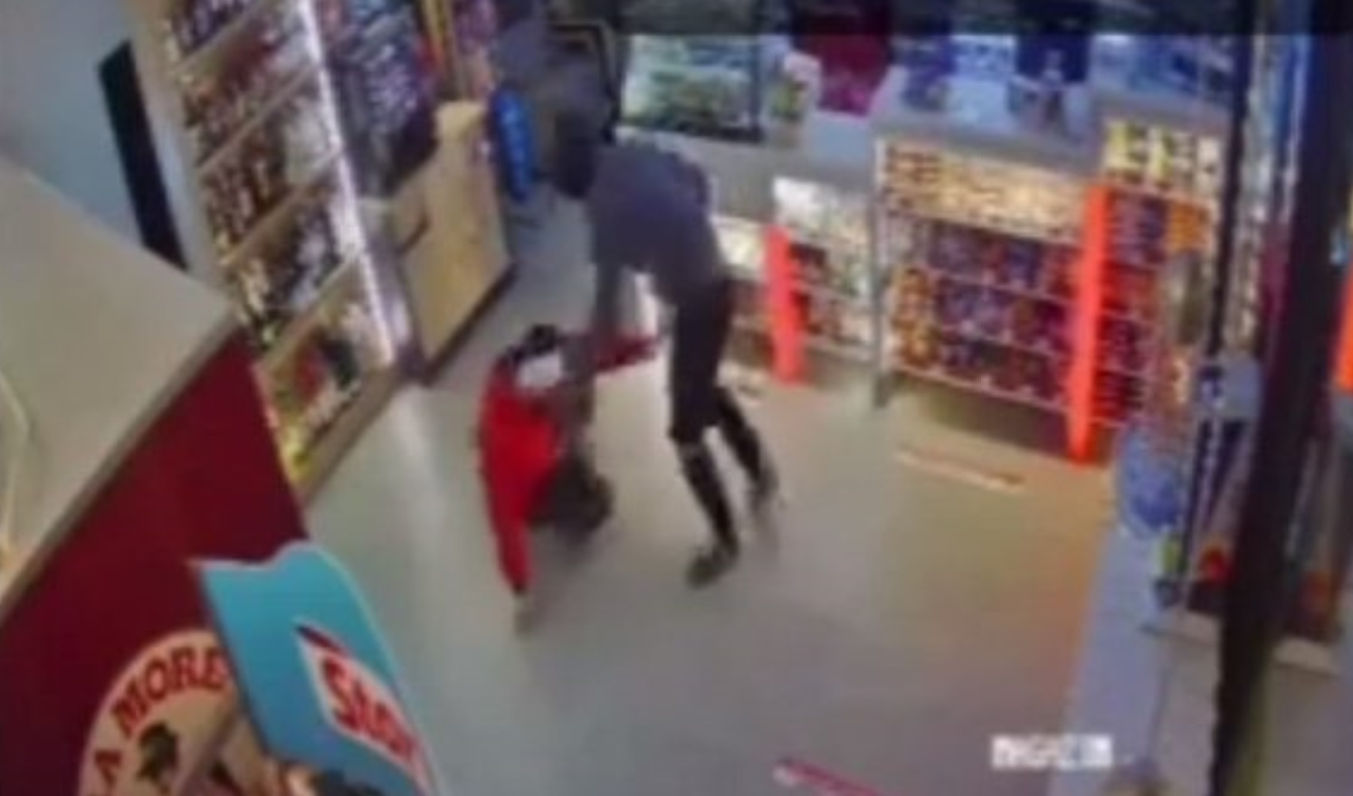 Jaf violent la o benzinărie din județul Sibiu. Angajatul unității, pus la pământ și înjunghiat de mai multe ori