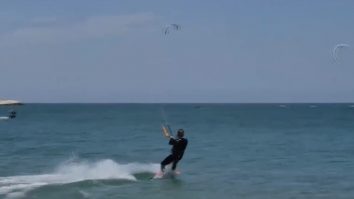Kitesurfingul, sportul care te plimbă pe coama valurilor. Cât costă o oră de curs