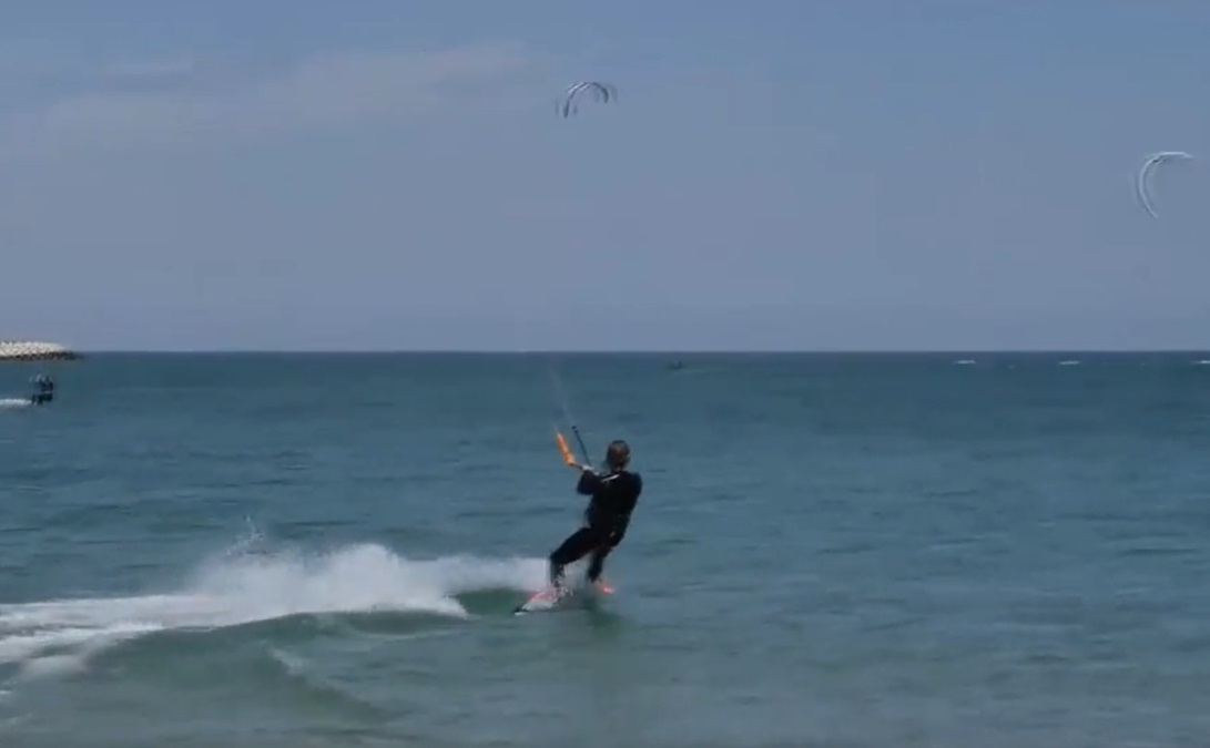Kitesurfingul, sportul care te plimbă pe coama valurilor. Cât costă o oră de curs