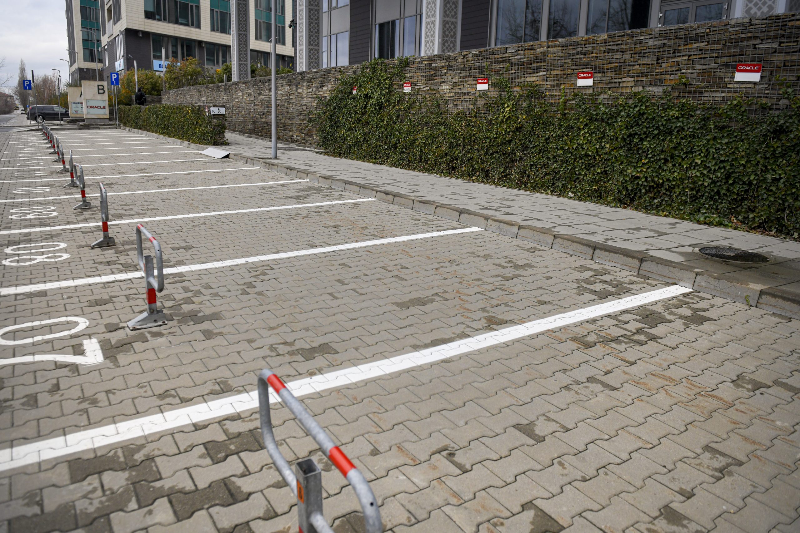 Locurile de parcare din Bucureşti, la fel de preţioase ca aurul. De ce nu funcţionează măsurile autorităţilor