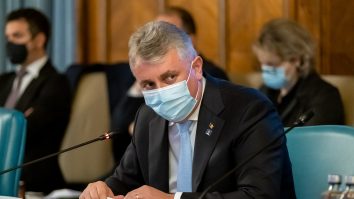 lucian bode poarta masca in sedinta de guvern.