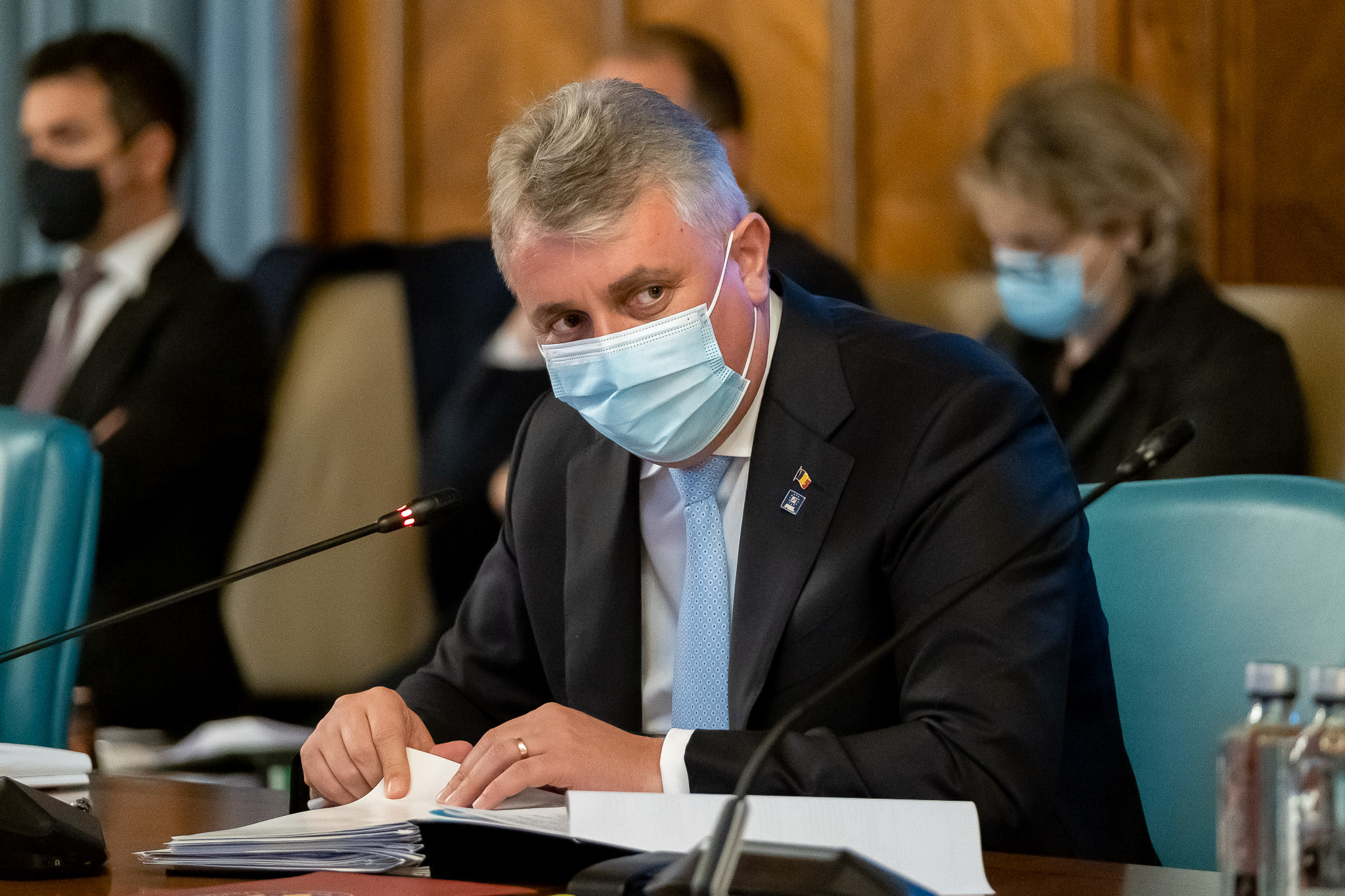 Ce spune ministrul Bode despre polițistul din Arad care a bătut o femeie fără mască