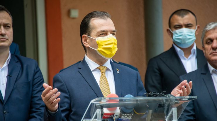 ludovic orban vorbeste la un pupitru.