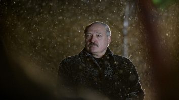 Lukashenko se uită în gol, noaptea, în timp ce ninge peste el.