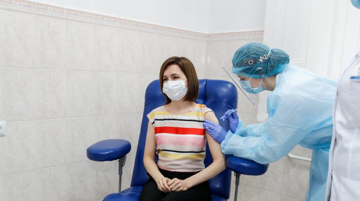 Maia Sandu s-a vaccinat împotriva COVID-19: „Acum există suficiente doze de vaccin în Moldova. Folosiți această oportunitate”