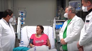 O femeie a aflat că a devenit mamă după ce s-a trezit din coma indusă