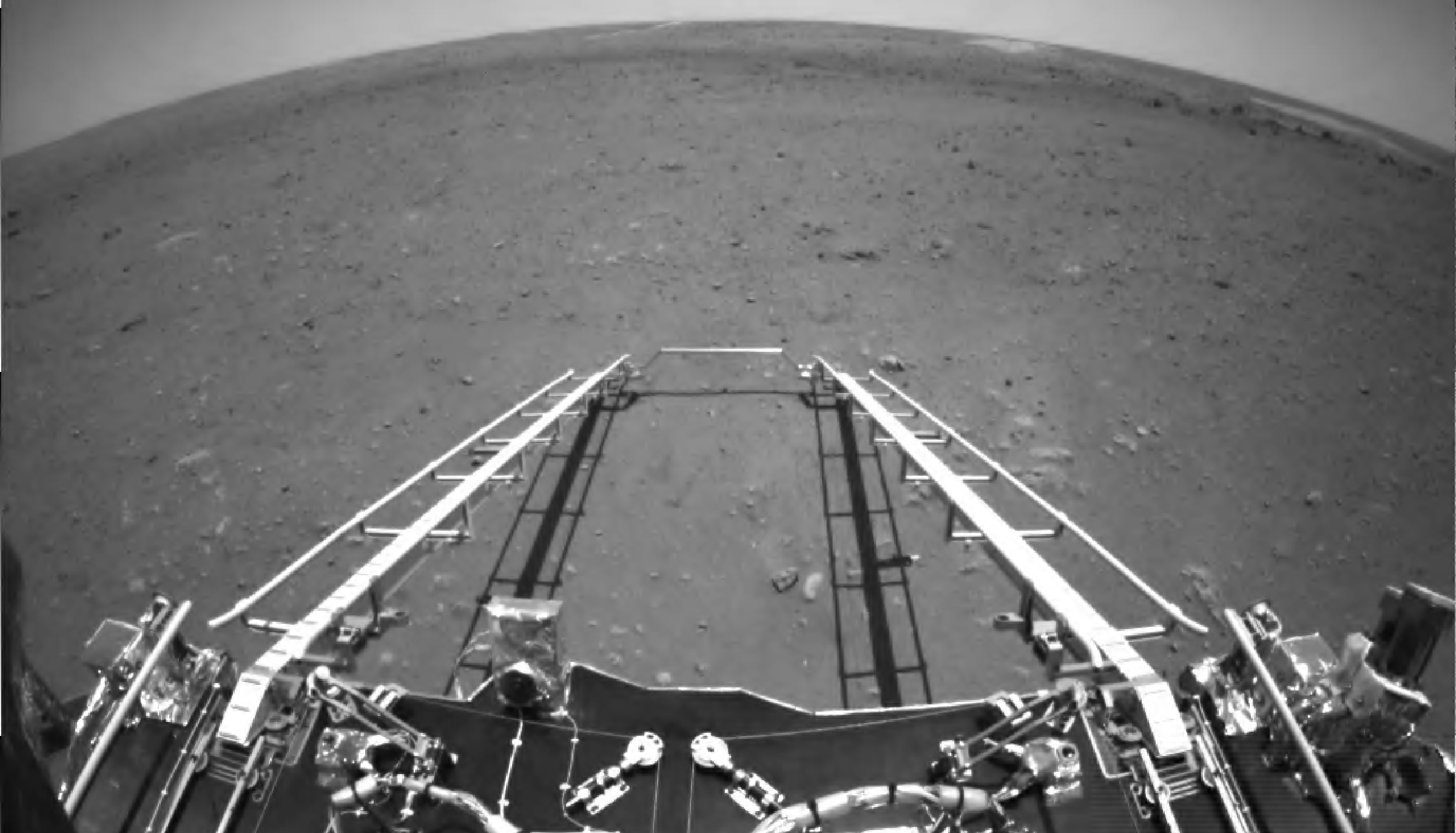 Primele imagini surprinse pe Marte de roverul chinez Zhurong. FOTO